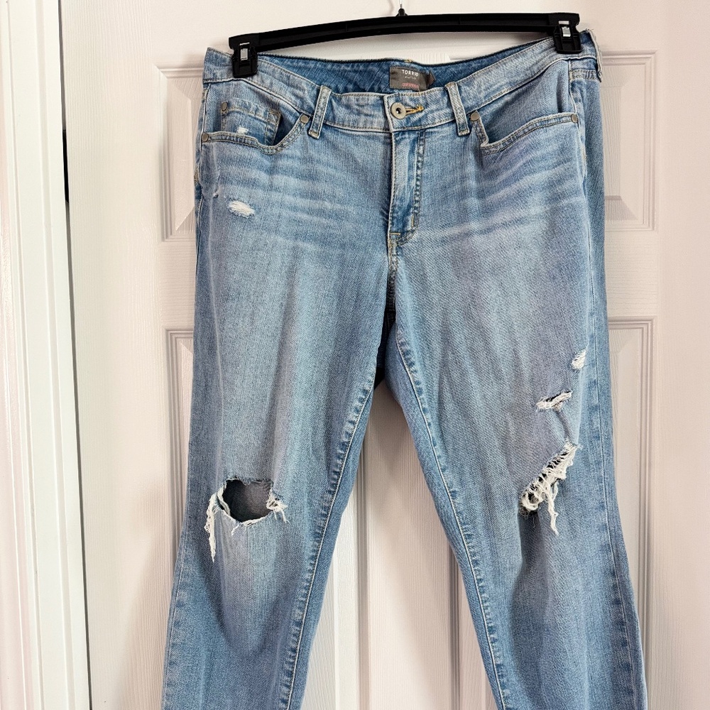 Torrid Feel the Fit Vintage Stretch Crop Boyfriend distressed Jeans Size 10
